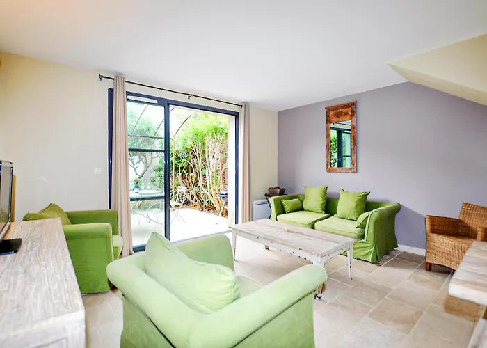 2 Bedroom Awesome In Saint-laurent-de-la-ca
