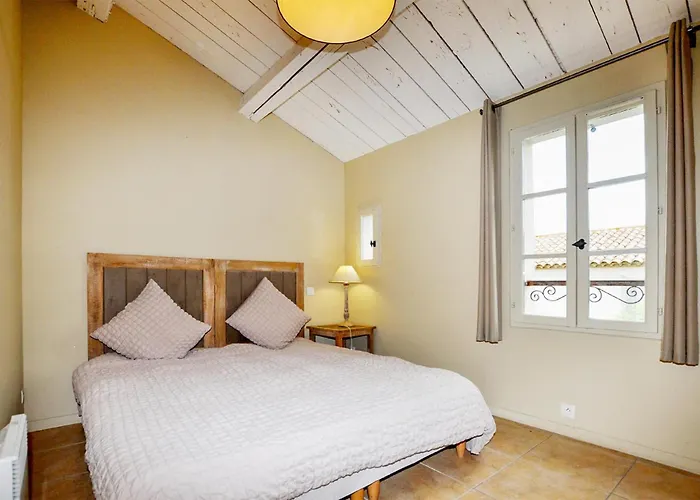 Casa de Férias 2 Bedroom Awesome In Saint-laurent-de-la-ca *
