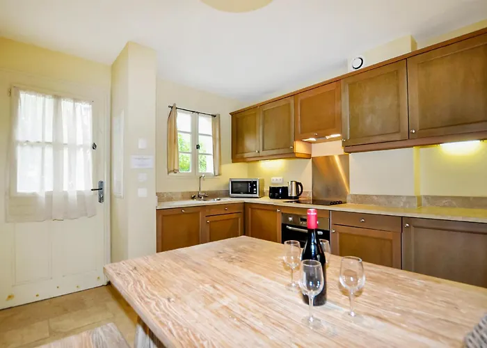 2 Bedroom Awesome In Saint-laurent-de-la-ca