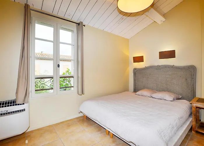 Casa de Férias 2 Bedroom Awesome In Saint-laurent-de-la-ca