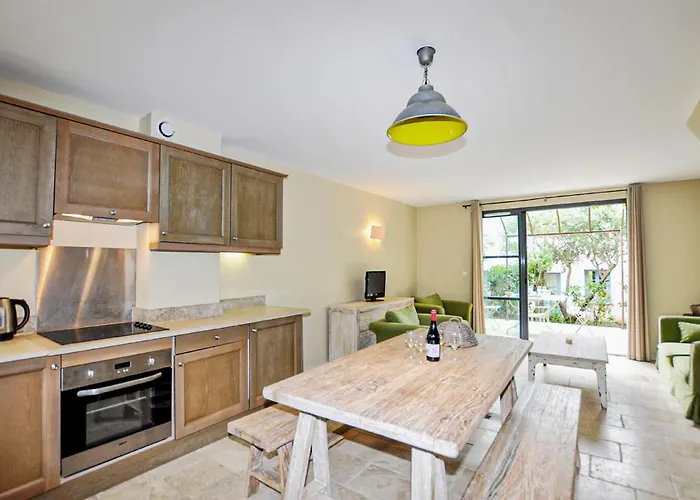 2 Bedroom Awesome In Saint-laurent-de-la-ca Casa de Férias