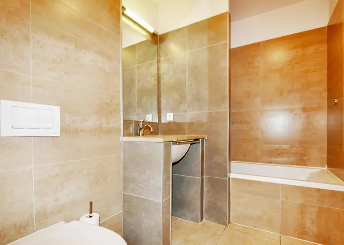 2 Bedroom Awesome In Saint-laurent-de-la-ca Casa de Férias